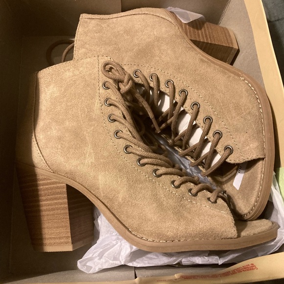 Shoes - Picture 2 of 2